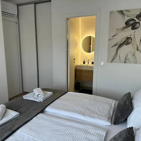 Capsula Luxury - Garden Lounge, Grill And Free Parking أوماغ